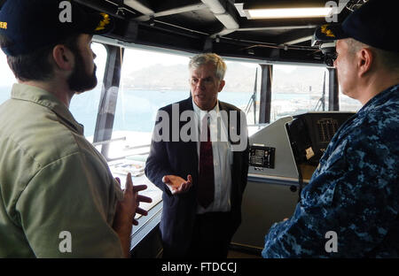 150508-N-RB579-015 MINDELO, Cabo Verde (8 maggio 2015) DEGLI STATI UNITI Ambasciatore a Cabo Verde Donald L. Heflin, centro, parla con USNS Spearhead (JHSV 1) comandante della nave Capt. James Regan ,a sinistra e Africa Partnership stazione Comandante della Missione della Cmdr. Matteo Flemming durante un tour della punta di diamante di Mindelo, Cabo Verde, 8 maggio 2015. Punta di diamante è su una distribuzione programmata negli Stati Uniti Sesta flotta area di operazioni. (U.S. Foto di Marina di Massa lo specialista di comunicazione 1a classe Joshua Davies/rilasciato) Foto Stock