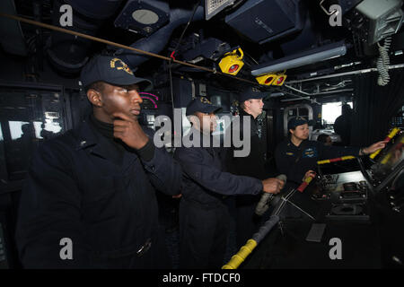 150511-N-ZE250-026 MARE DEL NORD (11 maggio 2015) marinai uomo il timone nella pilothouse di USS Jason Dunham (DDG 109) Maggio 11, 2015. Jason Dunham, un Arleigh Burke-class guidato-missile distruttore, homeported in Norfolk, sta conducendo operazioni navali negli Stati Uniti Sesta flotta area di operazioni a sostegno degli Stati Uniti per gli interessi di sicurezza nazionali in Europa. (U.S. Foto di Marina di Massa lo specialista di comunicazione di terza classe Weston Jones/rilasciato) Foto Stock