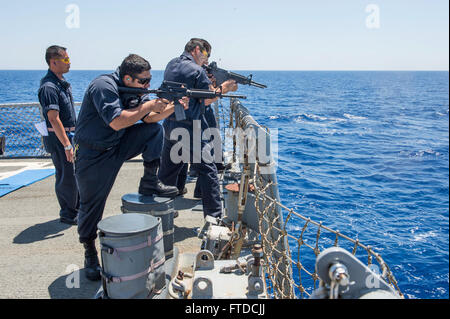 150517-N-XB010-176 Mare Mediterraneo (17 maggio 2015) da bombardieri pratica si accoppia le riprese M4 fucili automatici dal ponte di volo a bordo della USS Laboon (DDG 58) Maggio 17, 2015. Laboon, un Arleigh Burke-class guidato-missile distruttore, homeported in Norfolk, sta conducendo operazioni navali negli Stati Uniti Sesta flotta area di operazioni a sostegno degli Stati Uniti per gli interessi di sicurezza nazionali in Europa. (U.S. Foto di Marina di Massa lo specialista di comunicazione di terza classe Desmond Parchi/rilasciato) Foto Stock