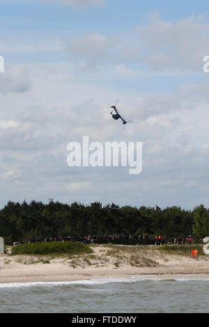 150617-M-OM USTKA669-031, Polonia (17 giugno 2015) UN U.S. MV-22B Osprey vola sopra l'area visitatori la visualizzazione del BALTOPS 2015 assalto anfibio, 17 giugno. Stati Uniti Marines e servizio membri provenienti da Finlandia, Svezia e Paesi Bassi, il Regno Unito e gli Stati Uniti Marina e gli Stati Uniti Esercito che comprendono la combinazione di forza di sbarco e combinate Amphibious Task Force ha condotto la sbarco in Ustka, Polonia. BALTOPS è un annualmente ricorrenti esercizio multinazionale progettati per migliorare la flessibilità e interoperabilità, nonché la volontà di alleati e partner le forze per la difesa della regione del Baltico. (Gazzetta Foto Stock