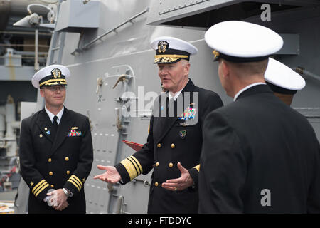 150620-N-ZE250-258 Kiel, Germania (20 giugno 2015) Vice Adm. James G. Foggo III, commander, U.S. Sesta flotta, visite USS Jason Dunham (DDG 109) Giugno 20, 2015. Jason Dunham, un Arleigh Burke-class guidato-missile destroyer homeported in Norfolk, sta conducendo operazioni navali negli Stati Uniti Sesta flotta area di operazioni a sostegno degli Stati Uniti per gli interessi di sicurezza nazionali in Europa. (U.S. Foto di Marina di Massa lo specialista di comunicazione di terza classe Weston Jones/rilasciato) Foto Stock