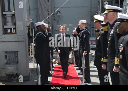 150620-N-ZE250-289 Kiel, Germania (20 giugno 2015) Dr. Ulf Kämpfer, Mayer di Kiel, visite USS Jason Dunham (DDG 109) Giugno 20, 2015. Jason Dunham, un Arleigh Burke-class guidato-missile destroyer homeported in Norfolk, sta conducendo operazioni navali negli Stati Uniti Sesta flotta area di operazioni a sostegno degli Stati Uniti per gli interessi di sicurezza nazionali in Europa. (U.S. Foto di Marina di Massa lo specialista di comunicazione di terza classe Weston Jones/rilasciato) Foto Stock