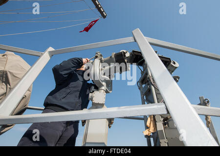 150621-N-XB010-111 DARDANELLI SRAIT (21 giugno 2015) Yeoman 2a classe Lindsei Española, da San Pietroburgo, Florida, guarda attraverso i grandi occhi mentre in piedi lookout guarda a bordo della USS Laboon (DDG 58) mentre in transito attraverso i Dardanelli stretto 21 Giugno 2015. Laboon, un Arleigh Burke-class guidato-missile distruttore, homeported in Norfolk, sta conducendo operazioni navali negli Stati Uniti Sesta flotta area di operazioni a sostegno degli Stati Uniti per gli interessi di sicurezza nazionali in Europa. (U.S. Foto di Marina di Massa lo specialista di comunicazione di terza classe Desmond Parchi) Foto Stock