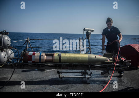 Mare Mediterraneo (sett. 24, 2013) - Gunners Mate 3° di classe Amelia Sandoval esegue le operazioni di manutenzione su un siluro di test a bordo della Arleigh Burke-class guidato-missile destroyer USS Barry (DDG 52). Barry, homeported a Norfolk, Virginia, è attualmente su una distribuzione programmata sostenere le operazioni di sicurezza marittima e di teatro la cooperazione in materia di sicurezza gli sforzi nella sesta flotta area di operazioni. (U.S. Foto di Marina di Massa lo specialista di comunicazione 1a classe Christopher B. Stoltz) Foto Stock