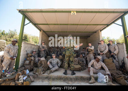 150625-M-YH418-001: VOLOS, Grecia (25 giugno 2015) - Marines con la XXIV Marine Expeditionary Unit (MEU), ricevere un benvenuto a bordo breve dal greco Lt. Col. Christou Ioannis, centro, comandante della 521st Battaglione Marine in corrispondenza di un sito di formazione vicino a Volos, in Grecia, 25 giugno 2015, come parte di un accordo bilaterale di esercizio. Il ventiquattresimo MEU è imbarcata sulle navi di Iwo Jima anfibio gruppo pronto e sta conducendo operazioni navali negli Stati Uniti Sesta flotta area di operazioni a sostegno degli Stati Uniti per gli interessi di sicurezza nazionali in Europa. (U.S. Marine Corps foto di Cpl. Todd F. Michalek/rilasciato) Foto Stock