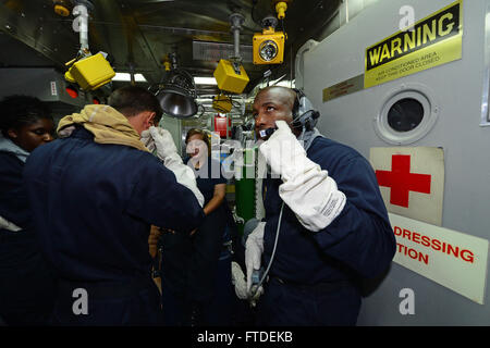 150706-N-XB010-094 mare mediterraneo (Luglio 6, 2015) Master-at-Arms 1a classe Travis Alston, da Baltimora, destra comunica con danni centrale di controllo durante un quartier generale praticare a bordo della USS Laboon (DDG 58) Luglio 6, 2015. Laboon, un Arleigh Burke-class guidato-missile distruttore, homeported in Norfolk, sta conducendo operazioni navali negli Stati Uniti Sesta flotta area di operazioni a sostegno degli Stati Uniti per gli interessi di sicurezza nazionali in Europa. (U.S. Foto di Marina di Massa lo specialista di comunicazione di terza classe Desmond Parchi) Foto Stock