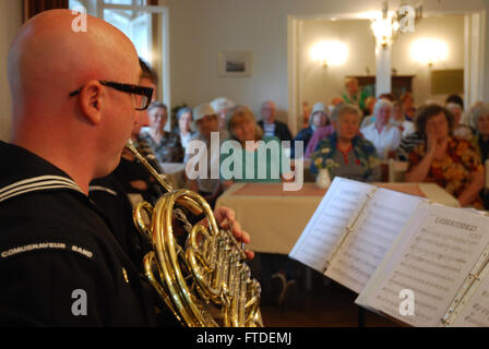 150708-N-ZZ999-084 TALLINN, Estonia (8 luglio 2015) musicista di prima classe Anthony Smouse esegue in una comunità di concerto le relazioni con gli Stati Uniti Forze Navali Europa Band "forze alleate venti" presso gli anziani della comunità nel centro di Tallinn, Estonia, Luglio 8, 2015. Stati Uniti Sesta flotta, con sede a Napoli, Italia, conduce lo spettro completo di giunto e operazioni navali, spesso di concerto con allied, articolari e tra le agenzie partner, al fine di avanzare U.S. gli interessi nazionali e la sicurezza e la stabilità in Europa e in Africa. (U.S. Navy foto di tenente j.g. Joel Borrelli-Boudreau/rilasciato) Foto Stock