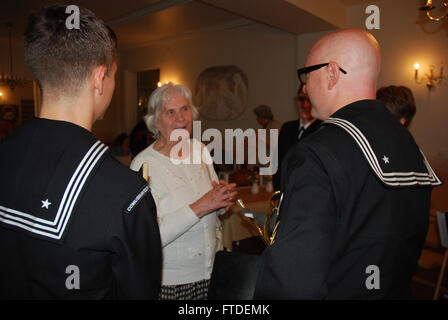 150708-N-ZZ999-088 TALLINN, Estonia (8 luglio 2015) musicista 2a classe Anthony Smouse e musicista di terza classe Alex Ford parlare con un membro del pubblico dopo una comunità concerto di relazioni con gli Stati Uniti Forze Navali Europa Band "forze alleate venti" presso gli anziani della comunità nel centro di Tallinn, Estonia, Luglio 8, 2015. Stati Uniti Sesta flotta, con sede a Napoli, Italia, conduce lo spettro completo di giunto e operazioni navali, spesso di concerto con allied, articolari e tra le agenzie partner, al fine di avanzare U.S. gli interessi nazionali e la sicurezza e la stabilità in Europa e in Africa. (U.S. Navy foto di tenente j. Foto Stock