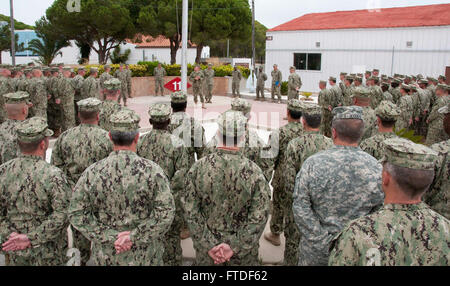 150803-N-VJ282-017 Naval Station Rota, Spagna (3 agosto 2015) Capt. Giuseppe Polanin, commander, Navale Expeditionary Task Force l Europa e l Africa, parla di elementi di servizio assegnato alla Naval Mobile Battaglione di costruzione (NMCB) 11 e NMCB 1 durante una cerimonia di fatturato tra i due battaglioni alla stazione navale di Rota, Spagna, 3 agosto 2015. Il fatturato ha segnato l inizio della NMCB 1 Distribuzione a Rota Seabee del camp, Camp Mitchell. Stati Uniti Sesta flotta, con sede a Napoli, Italia, conduce lo spettro completo di giunto e operazioni navali, spesso di concerto con allied, articolari e interagenzie parte Foto Stock