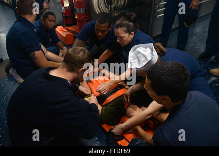 130930-N-GZ984-145 Mare Mediterraneo (sett. 30, 2013) barellieri e personale medico risponde a un uomo di punta verso il basso sulla scheda trasporto anfibio dock nave USS San Antonio (LPD 17). San Antonio è depoyed come parte dell'anfibio Kearsarge pronto Gruppo di supporto le operazioni di sicurezza marittima e di teatro la cooperazione in materia di sicurezza gli sforzi nella sesta flotta area o responsabilità. (U.S. Navy foto di comunicazione di massa specialista in seconda classe (SW) Terach L. Mollise). Foto Stock