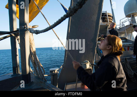 150909-N-AX546-009 MAR NERO (sett. 9, 2015) Intendente di terza classe Denise Almaraz, da San Antonio, Texas, solleva le bandiere del segnale a bordo della USS Donald Cook (DDG 75) durante una comunicazione con trapano fregata rumeno Marasesti (F-111) e l'Ucraino frigate Hetman Sahaydachniy (U130) durante la brezza del mare 2015, Sett. 9. La Brezza Marina è un aereo, terrestre e marittimo di esercizio progettata per migliorare la sicurezza marittima, la sicurezza e la stabilità nel Mar Nero. (U.S. Foto di Marina di Massa Communications Specialist 1a classe Sean Spratt/rilasciato) Foto Stock