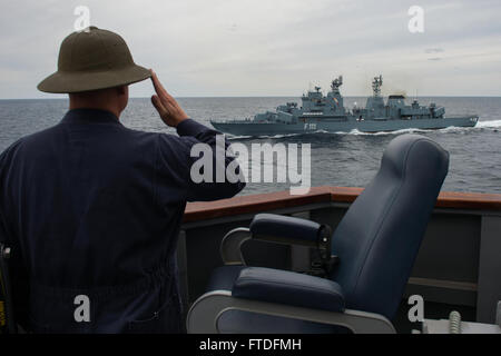 150910-N-AX546-054 MAR NERO (sett. 10, 2015) della Cmdr. Charles Hampton, comandante della USS Donald Cook (DDG 75), rende onore a fregata rumeno Marasesti (F-111) durante la brezza del mare 2015 nel Mar Nero sett. 10. La Brezza Marina è un aereo, terrestre e marittimo di esercizio progettata per migliorare la sicurezza marittima, la sicurezza e la stabilità nel Mar Nero. (U.S. Foto di Marina di Massa Communications Specialist 1a classe Sean Spratt/rilasciato) Foto Stock