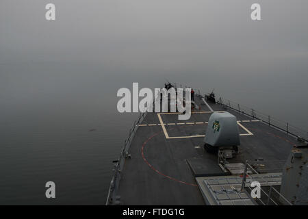 151001-N-OX430-020 OCEANO ATLANTICO (ott. 1, 2015) Il Arleigh Burke-class guidato-missile destroyer USS Il Sullivans (DDG 68) lentamente naviga attraverso una fitta nebbia mentre si sta preparando ad entrare di Sua Maestà la Base Navale di Clyde di Faslane in Scozia. Il Sullivans è in transito attraverso l'Atlantico per partecipare in Joint Warrior, un Regno Unito-led, multinazionale formazione cooperativa esercizio progettato per preparare la NATO e le forze alleate per le operazioni globali. (U.S. Foto di Marina di Massa Specialista comunicazione marinaio Daniel Gaither/rilasciato) Foto Stock