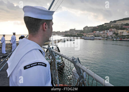 151003-N-VY489-051 gaeta, Italia (ott. 3, 2015) Informazioni Tecnico dei sistemi di seconda classe Dillon Dance mans le rotaie come NEGLI STATI UNITI 6 comando della flotta e la nave di controllo USS Mount Whitney (LCC 20) tira in Gaeta, Italia Ott 3, 2015 dopo nove mesi di un bacino di carenaggio periodo a Rijeka, Croazia. Il Monte Whitney, distribuito a Gaeta, Italia, opera con un equipaggio combinato di U.S. I marinai della marina militare e Sealift comando servizio civile naviganti. (U.S. Foto di Marina di Massa Communications Specialist 1a classe Mike Wright/rilasciato) Foto Stock