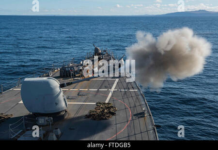 151013-N-OX430-069 OCEANO ATLANTICO (ott. 13, 2015) Il Arleigh Burke-classe USS Il Sullivans (DDG 68) incendi il suo MK 45 5 pollici pistola leggera durante un live esercitazione antincendio con la Marina reale olandese frigate HNLMS De Zeven Provincien (F802). Il Sullivans è la partecipazione in comune di guerriero, un Regno Unito-led, multinazionale formazione cooperativa esercizio progettato per preparare la NATO e le forze alleate per le operazioni globali. (U.S. Foto di Marina di Massa Specialista comunicazione marinaio Daniel Gaither/rilasciato) Foto Stock