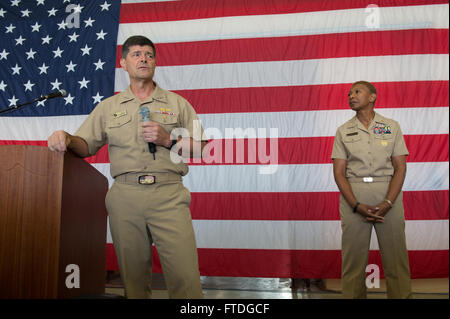 151014-N-ZE250-009 napoli, Italia (ott. 14, 2015) Capo del personale della Marina, Vice Adm. Bill Moran e manodopera, Personale, Formazione e istruzione flotta Master Chief Aprile Beldo condurre un tutte le mani chiamata con i marinai sul supporto navale attività Napoli, 14 ottobre 2015. Durante la loro visita, Moran e Beldo ha parlato ai marinai sulla gamma di questioni quali il mantenimento, cambiamenti di pensionamento e l'innovazione. (U.S. Foto di Marina di Massa lo specialista di comunicazione di terza classe Weston Jones/rilasciato) Foto Stock