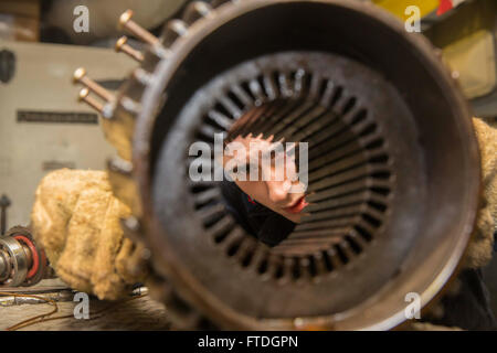 151020-N-KW492-072 mare mediterraneo (ott. 20, 2015) per elettricista Mate 3° di classe Vincent Larocca, un motore di riavvolgere il tecnico, da Dumont , New Jersey, verifiche su una parte di motore a bordo dell'assalto anfibio nave USS Kearsarge (LHD 3) 20 ott. 2015. Kearsarge, distribuito come parte dell'anfibio Kearsarge Gruppo pronto, sta conducendo operazioni navali negli Stati Uniti Sesta flotta area di operazioni a sostegno degli Stati Uniti per gli interessi di sicurezza nazionali in Europa. (U.S. Foto di Marina di Massa Specialista comunicazione marinaio apprendista Ryre Arciaga/rilasciato) Foto Stock