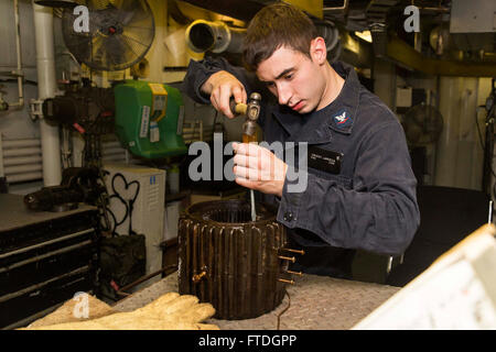 151020-N-KW492-076 mare mediterraneo (ott. 20, 2015) per elettricista Mate 3° di classe Vincent Larocca, un motore di riavvolgere il tecnico, da Dumont , New Jersey, appiattisce funziona su una parte di motore a bordo dell'assalto anfibio nave USS Kearsarge (LHD 3) 20 ott. 2015. Kearsarge, distribuito come parte dell'anfibio Kearsarge Gruppo pronto, sta conducendo operazioni navali negli Stati Uniti Sesta flotta area di operazioni a sostegno degli Stati Uniti per gli interessi di sicurezza nazionali in Europa. (U.S. Foto di Marina di Massa Specialista comunicazione marinaio apprendista Ryre Arciaga/rilasciato) Foto Stock