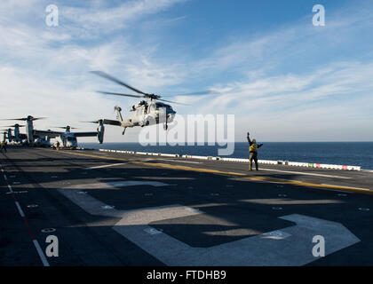 151027-N-AX638-019 MAR EGEO (ott. 27, 2015) di aviazione di Boatswain Mate (movimentazione) terza classe Donta Moore, da Houston, dirige un SH-60S Seahawk di decollare dal ponte di volo dell'assalto anfibio nave USS Kearsarge (LHD 3) Pur partecipando in esercizio Egemen 2015, Ott. 27. Egemen è un bagno turco-led e ospitato esercizio anfibio progettato per aumentare abilità tattiche e interoperabilità tra i partecipanti. Kearsarge, distribuito come parte dell'anfibio Kearsarge Gruppo pronto, sta conducendo operazioni navali negli Stati Uniti Sesta flotta area di operazioni a sostegno della U.S. National secu Foto Stock