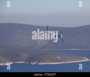 151027-M-OQ277-277 DOGANBEY, Turchia (ott. 27, 2015) un U.S. Marine MV-22B Osprey, assegnato a mezzo marino Tiltrotor Squadron 162 (rinforzato), 26 Marine Expeditionary Unit, vola sopra la costa turca durante l'esercizio Egemen 2015 in Doganbey, Turchia, Ott. 27. Egemen è un bagno turco-led e ospitato esercizio anfibio progettato per aumentare abilità tattiche e interoperabilità tra i partecipanti. Il ventiseiesimo Marine Expeditionary Unit è distribuito per la sesta flotta di area a sostegno degli Stati Uniti per gli interessi di sicurezza nazionali in Europa. (U.S. Marine Corps photo by Gunnery Sgt. Andrew D. Pendracki/ Relea Foto Stock