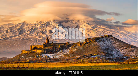 Il monte Ararat in Armenia. Alba sul Monte Ararat in Armenia con Khor Virap Monastero Foto Stock