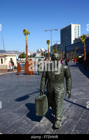 Statua di uomo si prepara a bordo della nave nel porto di Vigo, Galizia, Spagna Foto Stock