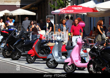 Scooters parcheggiato su un marciapiede in centro cittã , Vigo , Galizia , Spagna Foto Stock