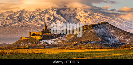 Il monte Ararat in Armenia. Alba sul Monte Ararat in Armenia con Khor Virap Monastero Foto Stock