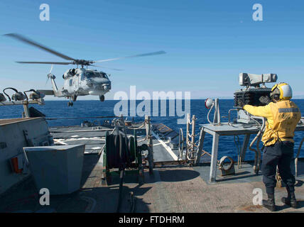 151102-N-TC720-184 mare mediterraneo (nov. 2, 2015) di Boatswain Mate 2a classe Beyontee Carter, dal Bronx, New York, Guide in un bagno turco S-70B Seahawk elicottero a bordo della USS Donald Cook (DDG 75) durante l'esercizio Dogu Akdeniz nov. 2, 2015. Donald Cook, un Arleigh Burke-class guidato-missile distruttore, distribuito a Rota, Spagna sta conducendo una pattuglia di routine negli Stati Uniti Sesta flotta area di operazioni a sostegno degli Stati Uniti per gli interessi di sicurezza nazionali in Europa. (U.S. Foto di Marina di Massa lo specialista di comunicazione di terza classe Mat Marzo/rilasciato) Foto Stock