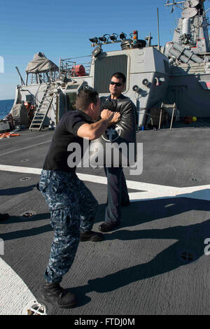 151116-N-TC720-268 mare mediterraneo (nov. 16, 2015) marinaio Jacob Sanchez, sinistra, da McMinnville, Oregon, prassi colpisce con Chief Fire Controlman Greg Carman, da Clarksville, Tennessee, durante una sicurezza a bordo di una forza di reazione corso base a bordo della USS Donald Cook (DDG) 75 nov. 16, 2015. Donald Cook, un Arleigh Burke-class guidato-missile distruttore, distribuito a Rota, Spagna sta conducendo una pattuglia di routine negli Stati Uniti Sesta flotta area di operazioni a sostegno degli Stati Uniti per gli interessi di sicurezza nazionali in Europa. (U.S. Foto di Marina di Massa lo specialista di comunicazione di terza classe Mat Marzo/rilasciato) Foto Stock