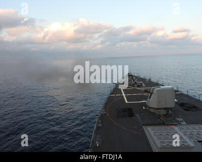 151118-N-WA937-103 mare mediterraneo (nov. 18, 2015) USS Bainbridge (DDG 96) incendi il suo MK 45 5 pollici pistola leggera durante un live fire esercizio nov. 18, 2015. Bainbridge, un Arleigh Burke-class guidato-missile distruttore, homeported in Norfolk, sta attualmente conducendo operazioni navali negli Stati Uniti Sesta flotta area di operazioni a sostegno degli Stati Uniti per gli interessi di sicurezza nazionali in Europa e in Africa. (U.S. Navy foto di alfiere Morgan Witten/rilasciato) Foto Stock