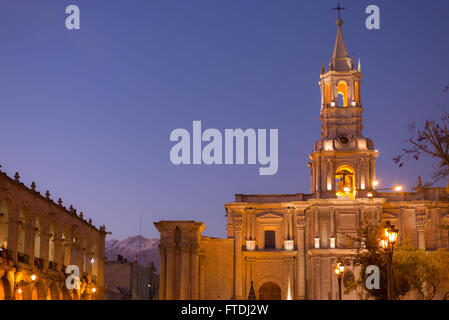 La piazza principale, Plaza de Armas, di Arequipa, famosa destinazione di viaggio e punto di riferimento in Perù. Dettagli della maestosa Cattedrale Foto Stock