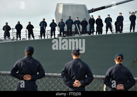 151121-N-XT273-568 Rota, Spagna (nov. 21, 2015) marinai a bordo per il Arleigh Burke-class destroyer USS Ross (DDG 71) e USS Bainbridge uomo le rotaie come il Ross si diparte la stazione navale di Rota, Spagna nov. 21, 2015. Ross sta conducendo operazioni navali negli Stati Uniti Sesta flotta area di operazioni a sostegno della sicurezza nazionale USA interesse in Europa. (U.S. Foto di Marina di Massa lo specialista di comunicazione 2a classe Justin Stumberg/rilasciato) Foto Stock