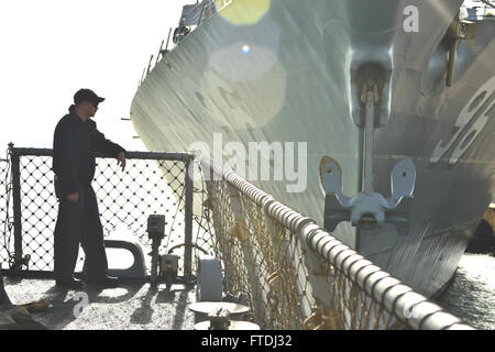 151121-N-XT273-486 Rota, Spagna (nov. 21, 2015) insegna Jonathan Davis sta fiocco osservatore di sicurezza a bordo della Arleigh Burke-class destroyer USS Ross (DDG 71) prima della partenza la stazione navale di Rota, Spagna nov. 21, 2015. Ross sta conducendo operazioni navali negli Stati Uniti Sesta flotta area di operazioni a sostegno della sicurezza nazionale USA interesse in Europa. (U.S. Foto di Marina di Massa lo specialista di comunicazione 2a classe Justin Stumberg/rilasciato) Foto Stock