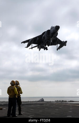 Il 15 ottobre 2013, un AV-8B Harrier della Marina militare della Marina militare sbarcò sulla USS Kearsarge (LHD 3) durante le operazioni nel Mar Mediterraneo. La nave d'assalto anfibia stava sostenendo le missioni di sicurezza e cooperazione della 6th Fleet. Foto Stock