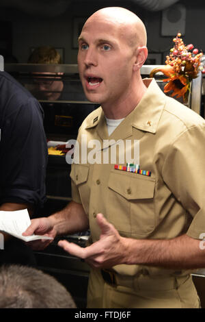 151126-N-FP878-086 mare mediterraneo (nov. 26, 2015) Lt. Andrew Hoyle, un cappellano della Marina Militare, da Charlotte, North Carolina, conduce una preghiera prima di cena di ringraziamento per i marinai a bordo della USS Carney (DDG) 64 nov. 26, 2015. Carney, un Arleigh Burke-class guidato-missile distruttore, distribuito a Rota, Spagna, sta conducendo una pattuglia di routine in U. S. sesta flotta area di operazioni a sostegno degli Stati Uniti per gli interessi di sicurezza nazionali in Europa. (U.S. Foto di Marina di Massa lo specialista di comunicazione 1a classe Theron J. Godbold/rilasciato) Foto Stock