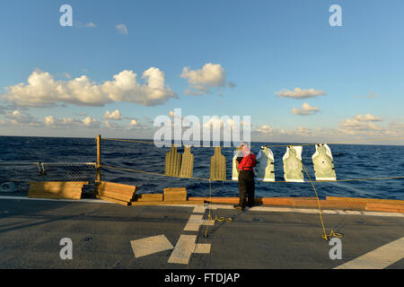 Questa fotografia, scattata il 30 novembre 2015, mostra i marinai della Marina degli Stati Uniti che conducono addestramento alle armi leggere a bordo della USS Ross (DDG 71), un cacciatorpediniere missilistico guidato classe Arleigh Burke. La nave stava conducendo una pattuglia di routine nel Mar Mediterraneo, sostenendo gli interessi di sicurezza degli Stati Uniti. Foto Stock