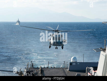 151206-N-AO823-017 MAR EGEO (dec. n. 6, 2015) -- Un MH-60R Sea Hawk elicottero decolla dal ponte di volo di visite-missile destroyer USS Bulkeley (DDG 84) mentre il Elli-class frigate HS Aigaion (F 460) segue dietro durante un al-Esercizio del mare con la marina ellenica. Bulkeley, parte di Harry Truman Carrier Strike gruppo, sta conducendo operazioni navali negli Stati Uniti Sesta flotta area di operazioni a sostegno degli Stati Uniti per gli interessi di sicurezza nazionali in Europa e in Africa. (U.S. Foto di Marina di Massa lo specialista di comunicazione 2a classe M.J. Lieberknecht/rilasciato) Foto Stock