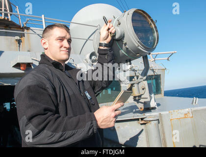 151206-N-AO823-135 MAR EGEO (dec. n. 6, 2015) -- Quartermaster 2a classe C. Eley segnali in codice Morse da guidato-missile destroyer USS Bulkeley (DDG 84) alla Elli-class frigate HS Aigaion (F 460) durante un al-Esercizio del mare con la marina ellenica. Bulkeley, parte di Harry Truman Carrier Strike gruppo, sta conducendo operazioni navali negli Stati Uniti Sesta flotta area di operazioni a sostegno degli Stati Uniti per gli interessi di sicurezza nazionali in Europa e in Africa. (U.S. Foto di Marina di Massa lo specialista di comunicazione 2a classe M.J. Lieberknecht/rilasciato) Foto Stock