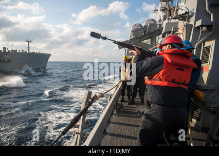 151210-N-VE959-225 OCEANO ATLANTICO (dec. n. 10, 2015) da bombardieri mate 1. Classe J. Ramondetta spara un colpo la linea per il rifornimento della flotta USNS oliatore Leroy Grumman (T-AO 195) dalle visite-missile destroyer USS Gonzalez (DDG 66) durante un rifornimento in mare. Gonzalez, parte di Harry Truman Carrier Strike gruppo, sta conducendo operazioni navali negli Stati Uniti Sesta flotta area di operazioni a sostegno degli Stati Uniti per gli interessi di sicurezza nazionali in Europa e in Africa. (U.S. Foto di Marina di Massa lo specialista di comunicazione di terza classe P. Sena/rilasciato) Foto Stock