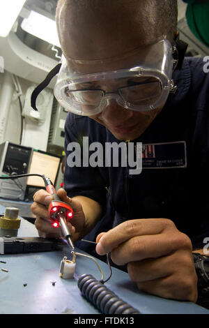 151228-N-FP878-167 mare mediterraneo (dec. n. 28, 2015) Electronics Tecnico 2a classe Twais Broadus, dal Rochester, New York, saldature di un cavo telefonico di nuovo insieme a bordo della USS Carney (DDG 64), Dicembre 28, 2015. Carney, un Arleigh Burke-class guidato-missile distruttore, distribuito a Rota, Spagna, sta conducendo una pattuglia di routine in U. S. sesta flotta area di operazioni a sostegno degli Stati Uniti per gli interessi di sicurezza nazionali in Europa. (U.S. Foto di Marina di Massa lo specialista di comunicazione 1a classe Theron J. Godbold/rilasciato) Foto Stock