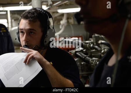 151231-N-XT273-075 mare mediterraneo (dec. n. 31, 2015) Ensign Scott Saggio parla al ponte durante la sterzata dimostrazione della formazione a bordo della USS Ross (DDG 71) nel Mare Mediterraneo dic. 31, 2015. Ross, un Arleigh Burke-class guidato-missile distruttore, distribuito a Rota, Spagna, sta conducendo una pattuglia di routine negli Stati Uniti Sesta flotta area di operazioni a sostegno degli Stati Uniti per gli interessi di sicurezza nazionali in Europa. (U.S. Foto di Marina di Massa lo specialista di comunicazione 2a classe Justin Stumberg/rilasciato) Foto Stock