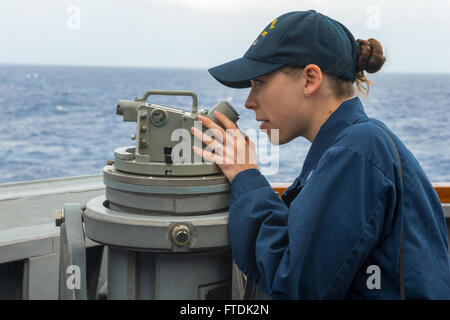 131018-N-NU634-001: Mare Mediterraneo (ott. 18, 2013) - Lt.j.g. Vladislava Kukuy guarda attraverso un'alidada per determinare la distanza del militare Sealift oliatore comando USNS Leroy Grumman (T-AO 195) durante un rifornimento in mare a bordo del Arleigh Burke-class missile destroyer USS gravemente (DDG 107). Gravemente, homeported a Norfolk, Virginia, è su una distribuzione programmata sostenere le operazioni di sicurezza marittima e di teatro la cooperazione in materia di sicurezza gli sforzi nella sesta flotta area di operazioni. (U.S. Foto di Marina di Massa lo specialista di comunicazione di terza classe Darien G. Kenney/rilasciato) Foto Stock