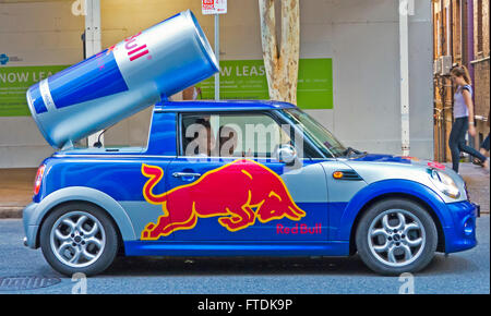 Red Bull auto promozionale di vendita con le ragazze Brisbane, Australia Foto Stock