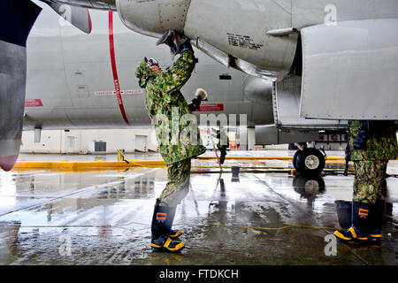 160118-N-MV308-042 Sigonella, Sicilia (GEN. 18, 2016) Aviazione meccanico strutturale Airman apprendista uomo Xu, assegnato al "Aquile reali" di Patrol Squadron (VP) 9, bagna un P-3C Orion il pattugliamento marittimo aereo come parte di una corrosione manutenzione preventiva piano alla Naval Air Station Sigonella, Sicilia, gennaio 18, 2016. VP-9 è distribuito negli Stati Uniti Sesta flotta area di responsabilità ed è assegnato alla CTF 67, responsabile per il controllo tattico di distribuito il pattugliamento marittimo e squadroni di ricognizione in tutta l'Unione africana e aree di responsabilità. (U.S. Foto di Marina di Massa communi Foto Stock