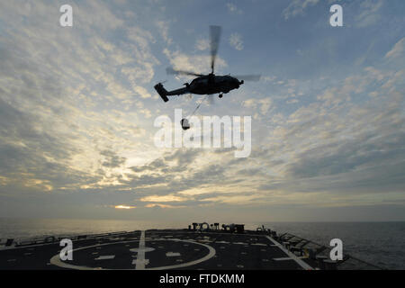 160128-N-XT273-354 mare mediterraneo (GEN. 28, 2016) un spagnolo SH-60F Sea Hawk elicottero verticale conduce alla formazione di rifornimento durante il ponte di qualifiche di atterraggio con USS Ross (DDG 71) Gen 28, 2016. Ross, un Arleigh Burke-class guidato-missile distruttore, distribuito a Rota, Spagna, sta conducendo una pattuglia di routine negli Stati Uniti Sesta flotta area di operazioni a sostegno degli Stati Uniti per gli interessi di sicurezza nazionali in Europa. (U.S. Foto di Marina di Massa lo specialista di comunicazione 2a classe Justin Stumberg/rilasciato) Foto Stock