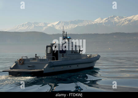 Questa immagine cattura i marinai della Marina degli Stati Uniti che conducono una pattuglia di routine a Souda Bay, in Grecia. La pattuglia fa parte delle operazioni di sicurezza in corso nella regione mediterranea, garantendo stabilità e interessi di sicurezza nazionale in Europa e in Africa. Foto Stock