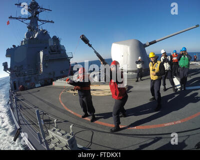 160202-N-FP878-339 mare mediterraneo (feb. 2, 2016) da bombardieri Mate 2a classe Amanda Zickafoose da Carolton, Texas, spara un colpo linea durante un rifornimento in mare a bordo della USS Carney (DDG 64) Febbraio 2, 2016. Carney, un Arleigh Burke-class guidato-missile distruttore, distribuito a Rota, Spagna, sta conducendo una pattuglia di routine in U. S. sesta flotta area di operazioni a sostegno degli Stati Uniti per gli interessi di sicurezza nazionali in Europa. (U.S. Foto di Marina di Massa lo specialista di comunicazione 1a classe Theron J. Godbold/rilasciato) Foto Stock