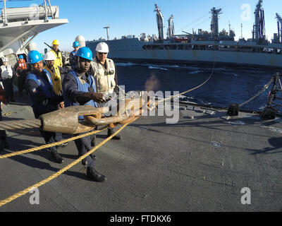 Questa fotografia mostra i marinai a bordo della USS Carney (DDG 64) che eseguono un rifornimento in mare con la USNS Kanawha (T-AO-196) il 2 febbraio 2016. L'operazione di rifornimento supporta le operazioni navali in corso nell'area delle operazioni della 6th Fleet degli Stati Uniti. Foto Stock