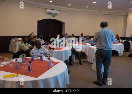 Il professor Larry McCabe del Navy War College conduce una parte del simposio dei leader senior durante l'esercitazione Cutlass Express 2016 a Port Victoria, Seychelles. L'esercitazione, sponsorizzata dallo U.S. Africa Command, mira a migliorare la sicurezza marittima e la cooperazione nelle acque dell'Africa orientale e dell'Oceano Indiano. Foto Stock
